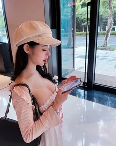 Chinese Fitness Influencer Hits the Trails: Mountain Climbing for a Perfectly Toned and Lean Waistline - image 2