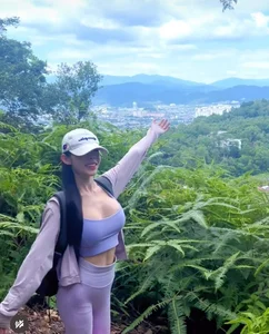 Chinese Fitness Influencer Hits the Trails: Mountain Climbing for a Perfectly Toned and Lean Waistline - image 8