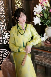 Timeless Elegance: Discovering the Classic Beauty of the Traditional Vietnamese Ao Dai with Vintage Style Inspiration - image 8