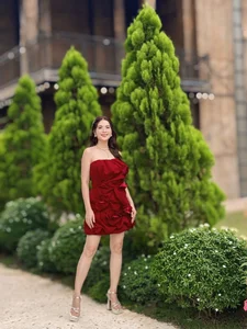 Van Trang Celebrity Lifestyle: Glamorous Moments and Fashion Inspiration with Close Friends - image 9