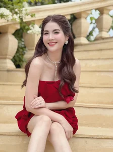 Van Trang Celebrity Lifestyle: Glamorous Moments and Fashion Inspiration with Close Friends - image 3