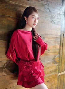 Van Trang Celebrity Lifestyle: Glamorous Moments and Fashion Inspiration with Close Friends - image 4