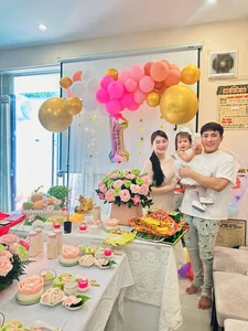Van Trang Celebrity Lifestyle: Glamorous Moments and Fashion Inspiration with Close Friends - image 5
