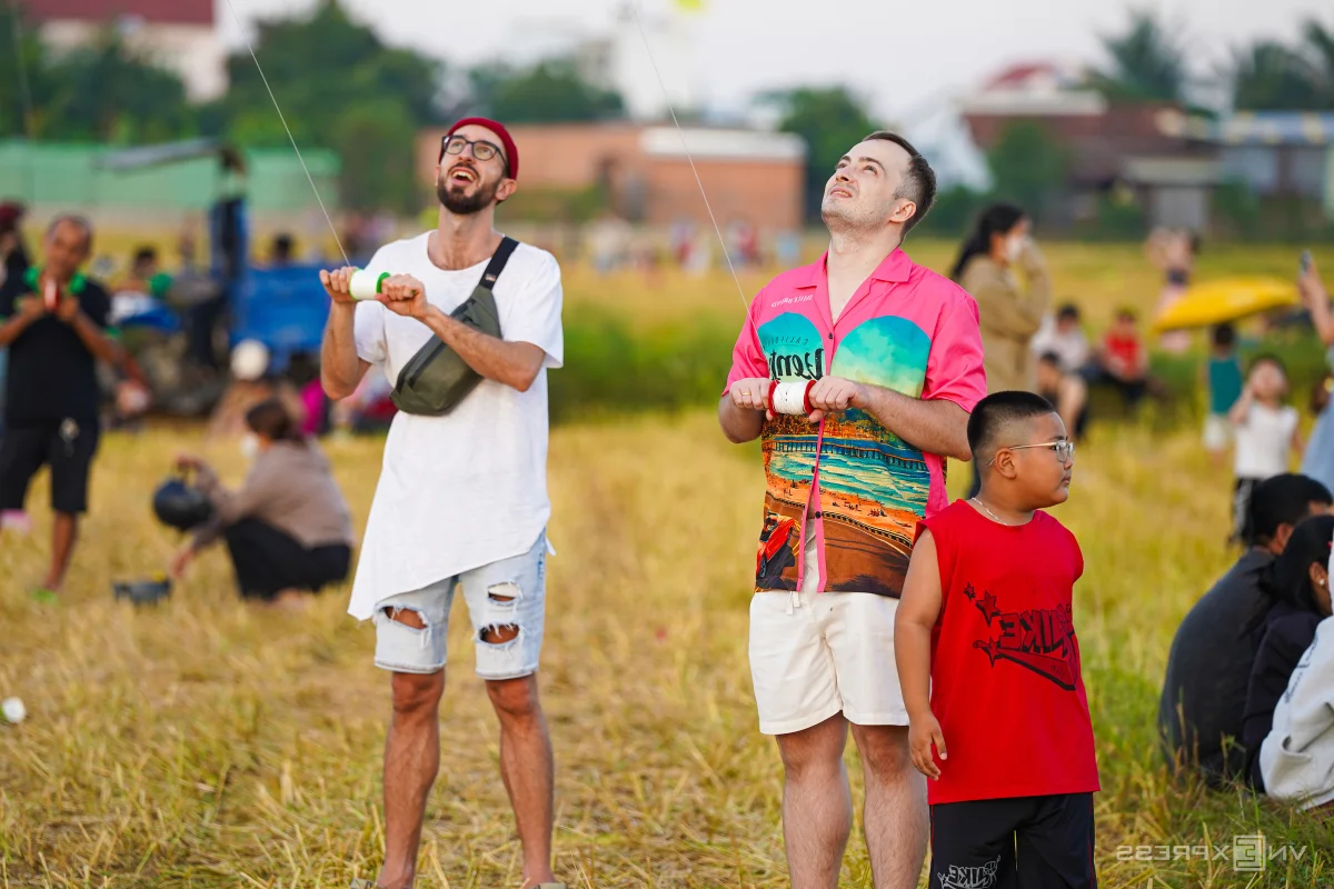 Spectacular 'Seafood' Kites Take Flight Over Khanh Hoa's Scenic Rice Fields