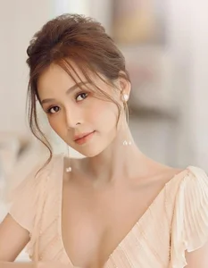 Sam’s Beauty Evolution: From Teen Icon to Radiant Mother of Two - image 2