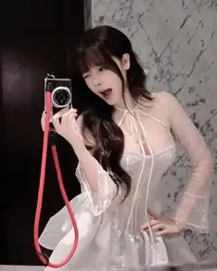 TikToker Nguyen Quynh Anh: Cinderella Beauty Steals the Show in Stunning Artistic Photoshoot - image 4