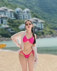 TikTok Star Van Choe Shines in Exclusive Bikini Gallery: 66+ Stunning Summer Beachwear Looks - image 7