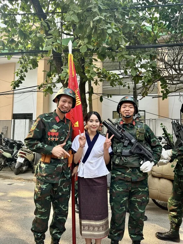 Beautiful Laotian Influencer Visits Dien Bien and Poses with Vietnamese Soldiers