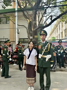 Beautiful Laotian Influencer Visits Dien Bien and Poses with Vietnamese Soldiers - image 4