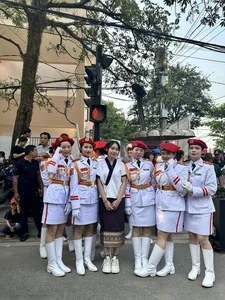 Beautiful Laotian Influencer Visits Dien Bien and Poses with Vietnamese Soldiers - image 5