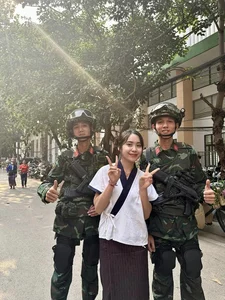 Beautiful Laotian Influencer Visits Dien Bien and Poses with Vietnamese Soldiers - image 7