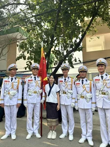 Beautiful Laotian Influencer Visits Dien Bien and Poses with Vietnamese Soldiers - image 2