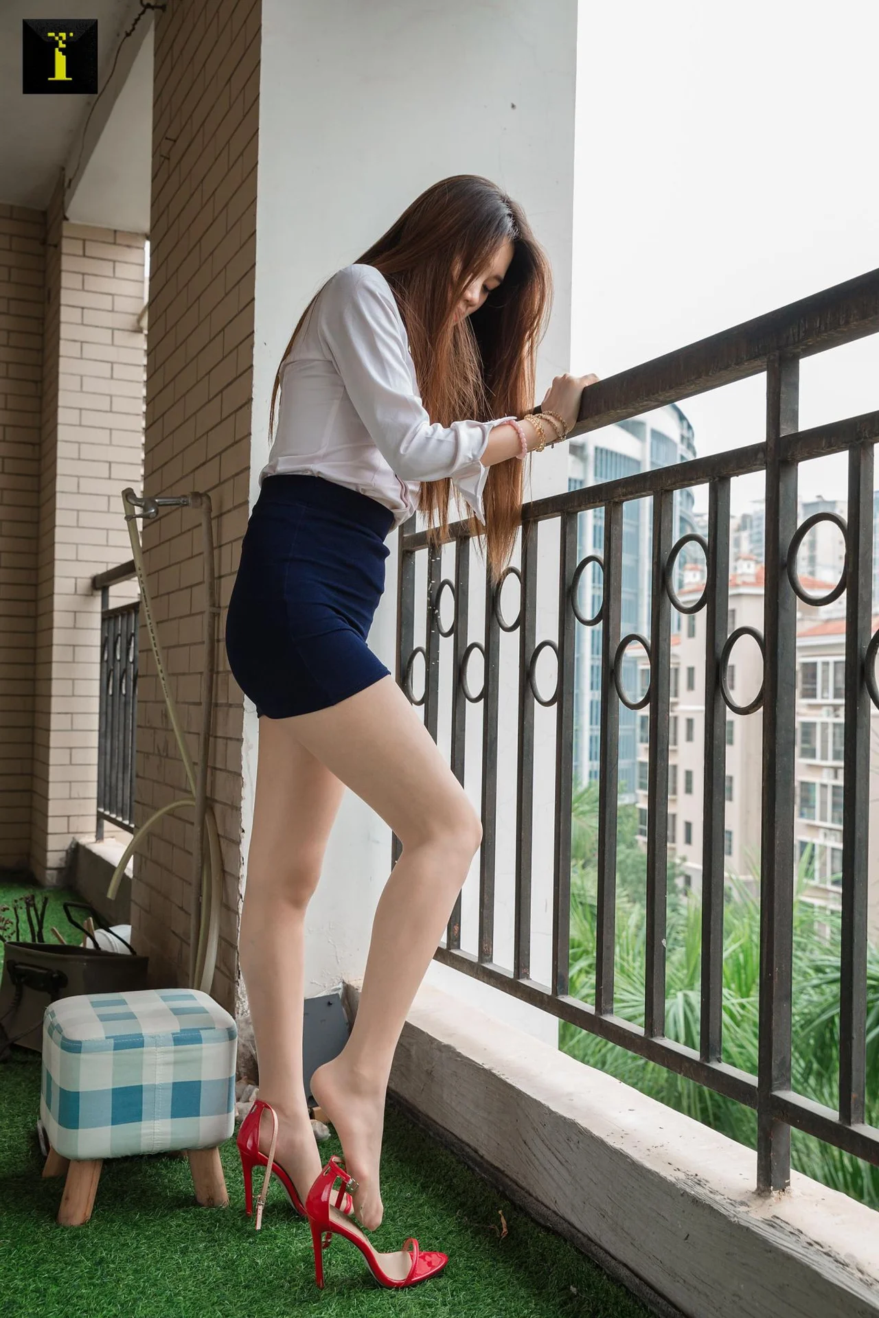 Sophisticated Style: IESS Collection Featuring Yu Xi's Latest Look