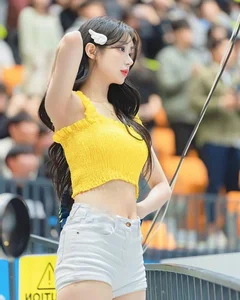 Discover the Viral Cheerleading Goddess Captivating Fans with AI-Like Visuals - image 5