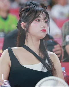 Discover the Viral Cheerleading Goddess Captivating Fans with AI-Like Visuals - image 6