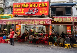 Navigating Hanoi's Streets of Same-Named Restaurants: A Local Guide - image 10