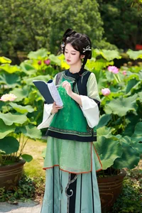 YiTuYu Vol.7399: Artistic Portraits of Bu Ke Ai De He He Miao - Art Language Photography Collection - image 25