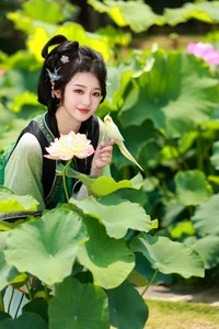 YiTuYu Vol.7399: Artistic Portraits of Bu Ke Ai De He He Miao - Art Language Photography Collection - image 0