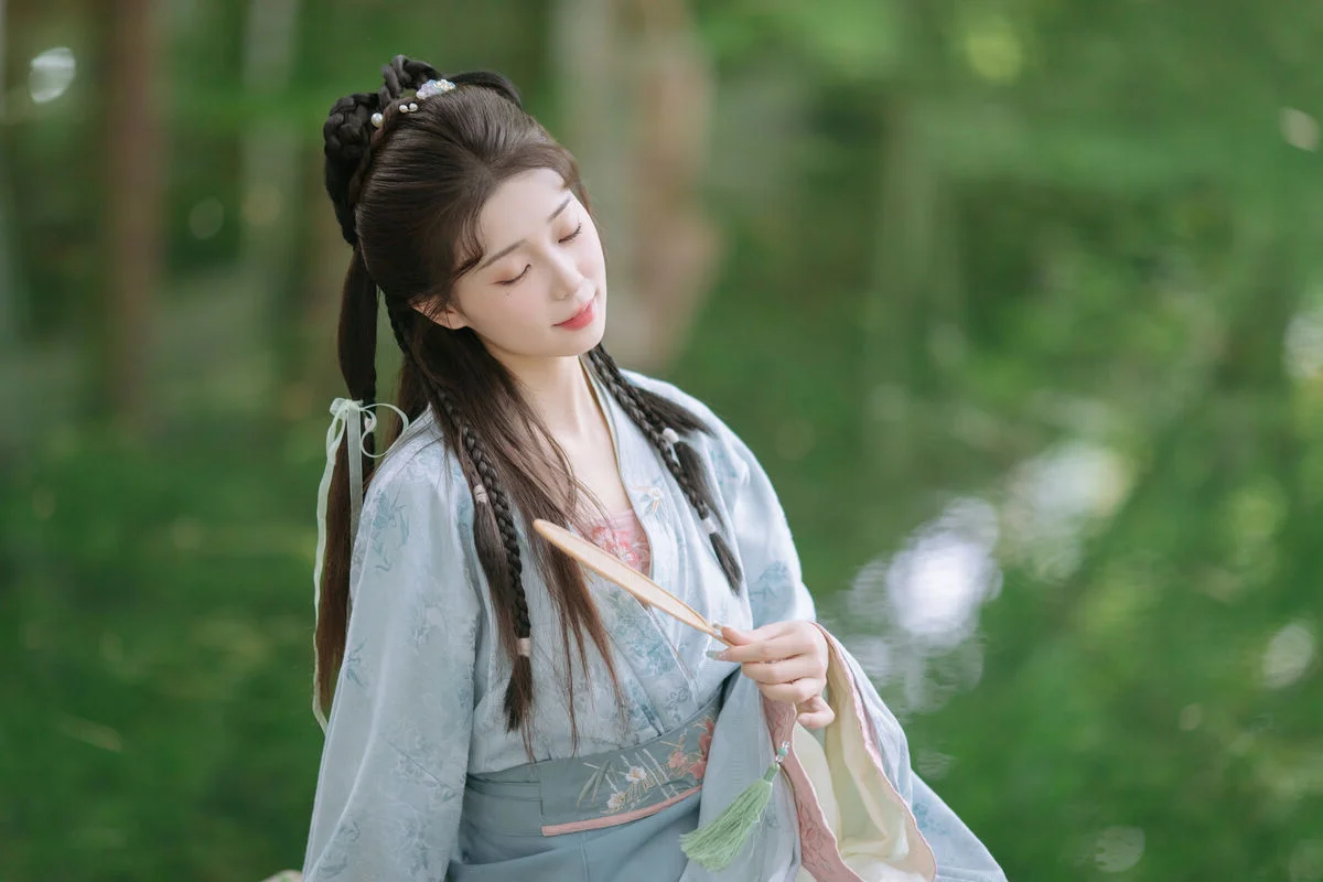 Discover Chu Yuan Yuan's Ethereal Beauty in YiTuYu Vol.8800 Collection