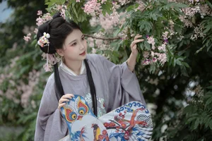 Ethereal Hanfu Beauty in Spring Bloom - YiTuYu Vol.8872 E E Chi Bu Bao - image 3