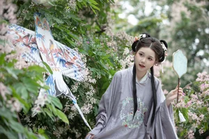 Ethereal Hanfu Beauty in Spring Bloom - YiTuYu Vol.8872 E E Chi Bu Bao - image 10