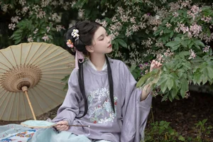 Ethereal Hanfu Beauty in Spring Bloom - YiTuYu Vol.8872 E E Chi Bu Bao - image 9