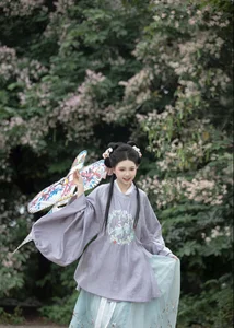 Ethereal Hanfu Beauty in Spring Bloom - YiTuYu Vol.8872 E E Chi Bu Bao - image 2