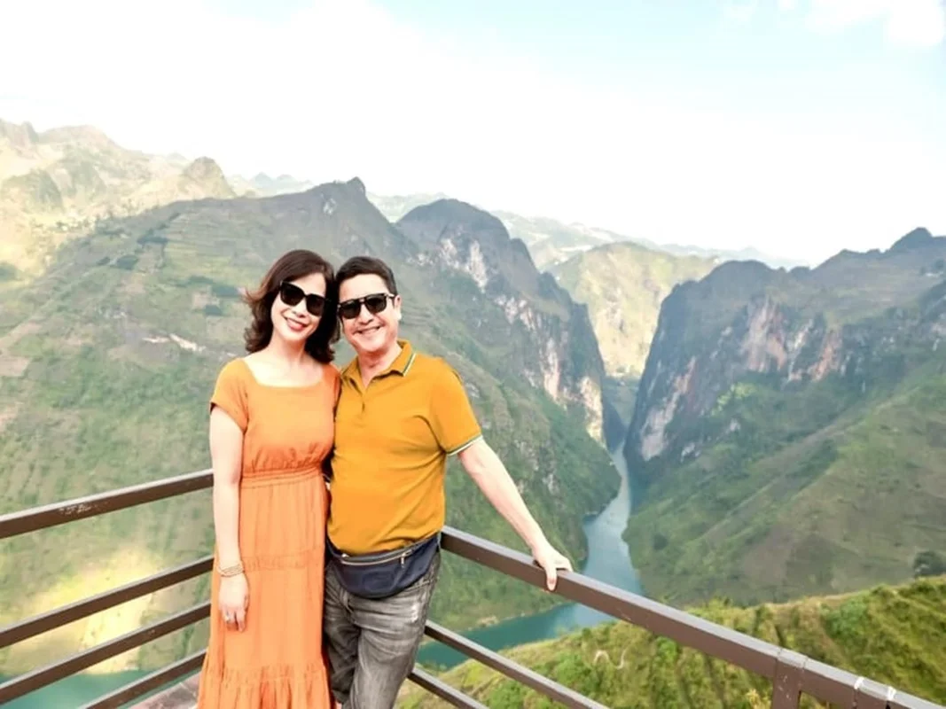 Vietnamese Artist Chi Trung Explores Australia: A Romantic Travel Journey with His Partner