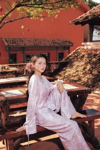 Chic Vacation Outfit Ideas: Versatile Styles from the Beach to the City - image 3