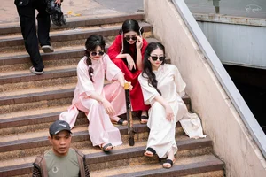 Traditional Ao Dai Elegance: Vietnamese Women Celebrate Tet with Stunning Market Photoshoots - image 0