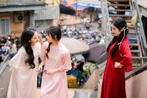 Traditional Ao Dai Elegance: Vietnamese Women Celebrate Tet with Stunning Market Photoshoots - image 1