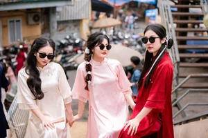 Traditional Ao Dai Elegance: Vietnamese Women Celebrate Tet with Stunning Market Photoshoots - image 2
