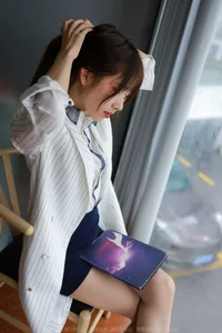 Elegant Fashion Photography: Model Meizi in the IESS Charming Hip-Hugging Skirt Collection - image 15
