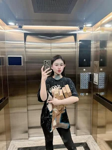 Stunning Transformation: How the Famous 'Fish Tank Girl' Redefined Her Look and Style - image 4