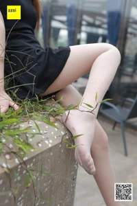 Elegant Jingjing in Mini Skirt and Nude Stockings - IESS Sixiangjia 164 Photography Collection - image 7