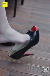 IESS SiXiangJia 113: Zi Zi Featuring Peep-Toe Patent Leather Heels - image 34