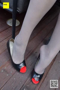 IESS SiXiangJia 113: Zi Zi Featuring Peep-Toe Patent Leather Heels - image 7