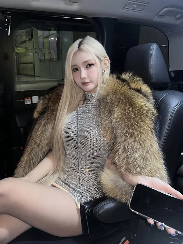 Stunning Vietnamese Female DJ Sets Trends with Bold Elevator Fashion Poses