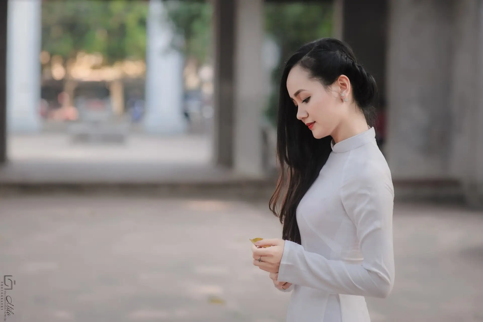 Graceful Vietnamese Girl in White Ao Dai, Radiant Smile at Ancient Site 1000026917