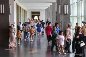 Visiting the Independence Palace: Navigating Crowds at Ho Chi Minh City's Historic Landmark - image 7
