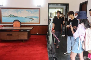 Visiting the Independence Palace: Navigating Crowds at Ho Chi Minh City's Historic Landmark - image 11