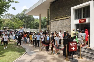 Visiting the Independence Palace: Navigating Crowds at Ho Chi Minh City's Historic Landmark - image 10