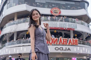 Hanoi's Iconic 'Shark's Jaw' Building Becomes a Top Photography Hotspot for Tourists - image 2
