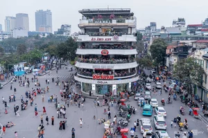 Hanoi's Iconic 'Shark's Jaw' Building Becomes a Top Photography Hotspot for Tourists - image 10
