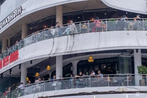 Hanoi's Iconic 'Shark's Jaw' Building Becomes a Top Photography Hotspot for Tourists - image 8
