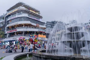Hanoi's Iconic 'Shark's Jaw' Building Becomes a Top Photography Hotspot for Tourists - image 7
