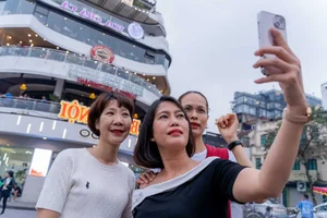 Hanoi's Iconic 'Shark's Jaw' Building Becomes a Top Photography Hotspot for Tourists - image 5