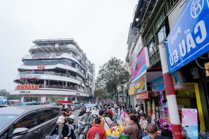 Hanoi's Iconic 'Shark's Jaw' Building Becomes a Top Photography Hotspot for Tourists - image 0