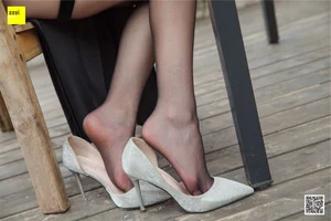 Festive Glamour: IESS Yun Zhi New Year Hosiery Fashion and Elegant Portraits - image 8