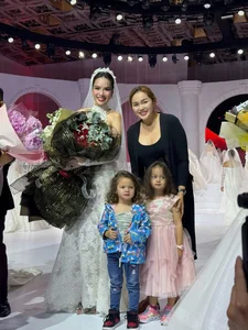 Red Carpet Contrast: Luxury Handbags vs. Relatable Celebrity Parenting - image 0